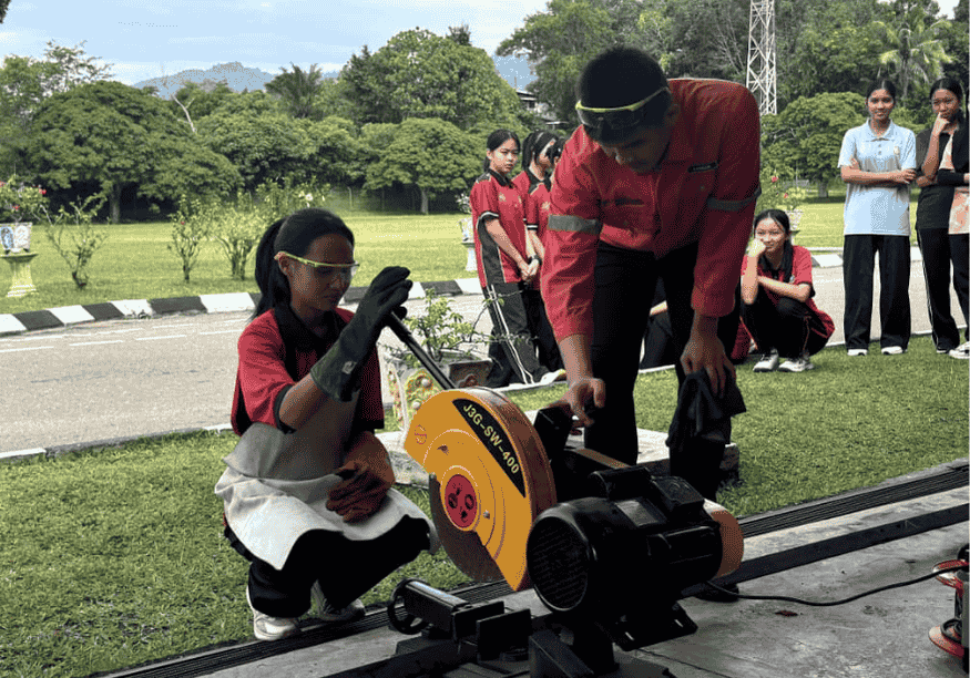 “Steel Steady” Cetus Gelombang Belia Berkemahiran dan Prihatin di Keningau 2 Gambar Peserta Steel Steady Diberikan Taklimat