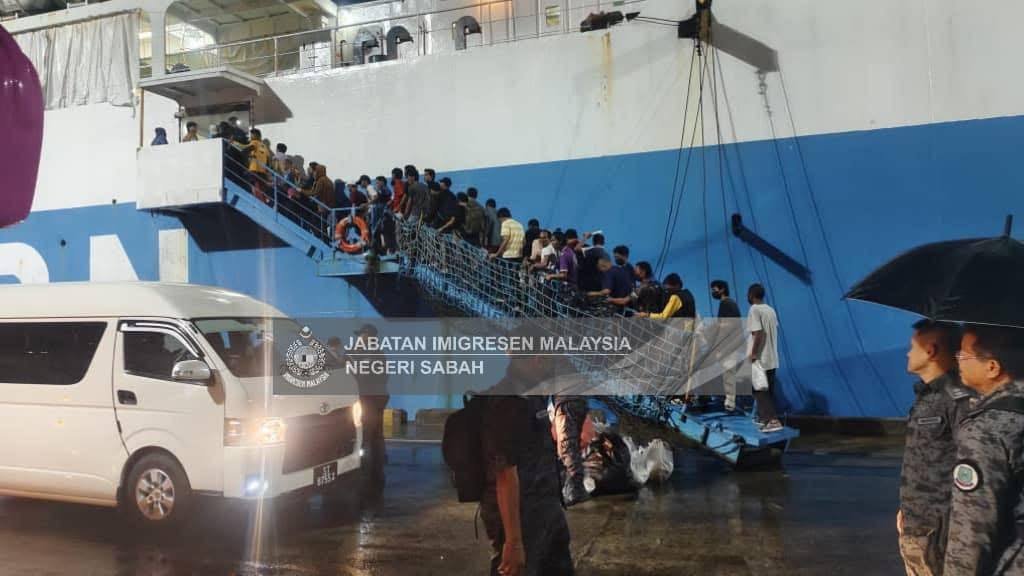 699 Tahanan Filipina Dihantar Pulang 3 photo 2025 11 23 15 21 57