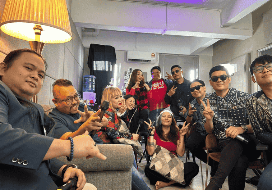 Rakaman Semula “Joy to the World” Warnai Krismas 2 Gambar Barisan Artis Joy To The World