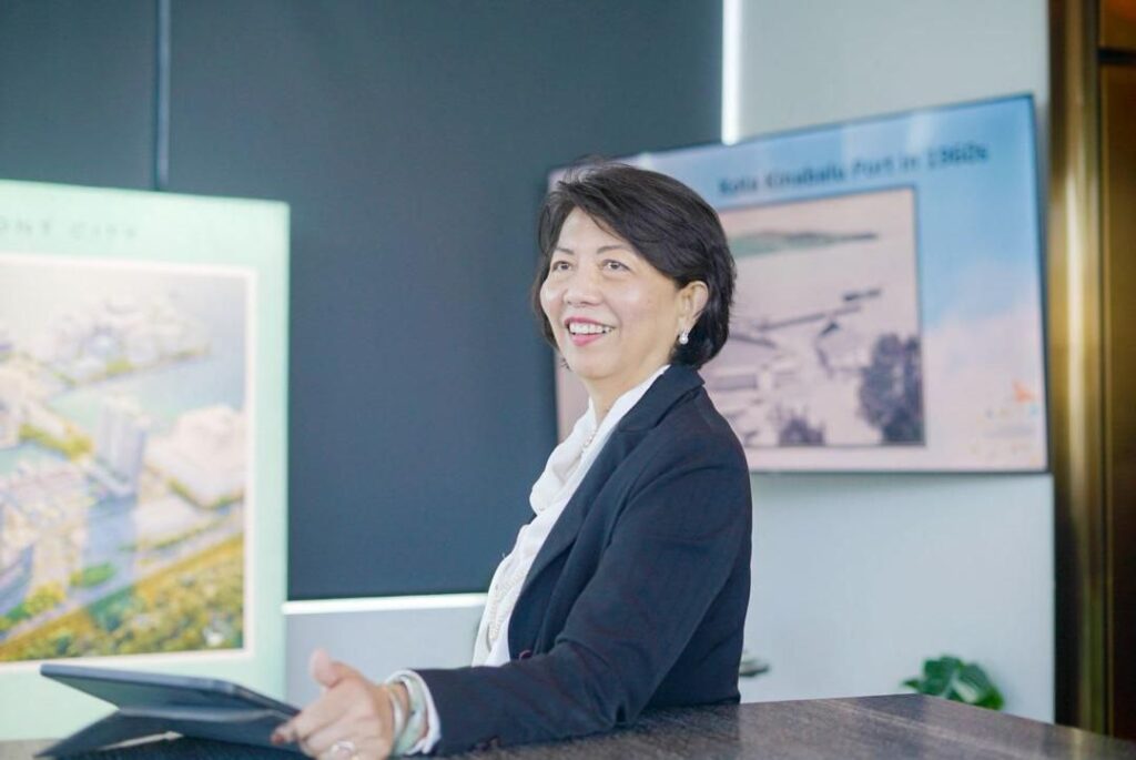 photo 6165559810250705732 y