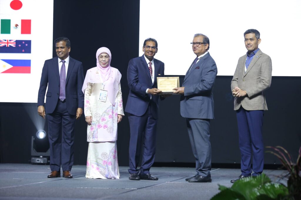 photo 6062034330864782702 w