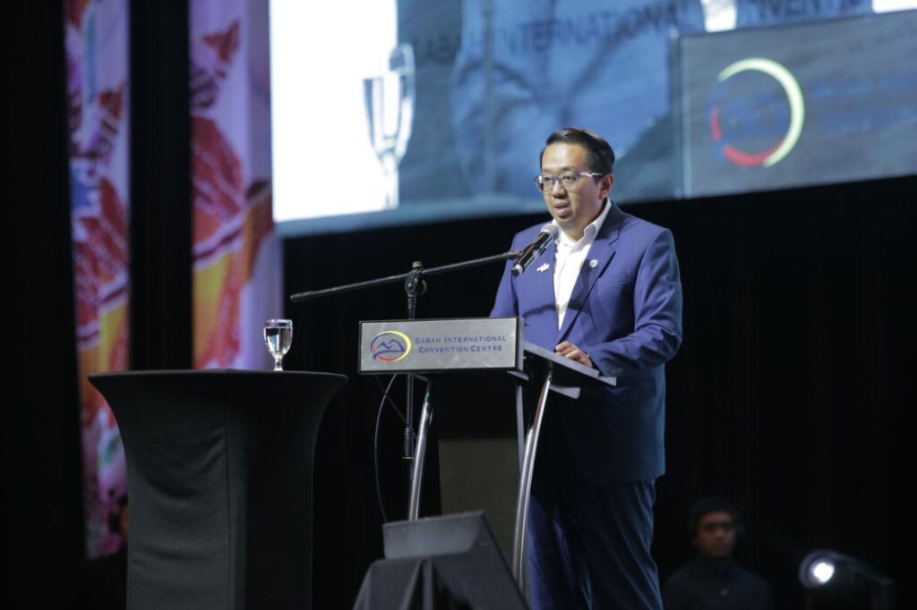 photo 6064286130678468192 y