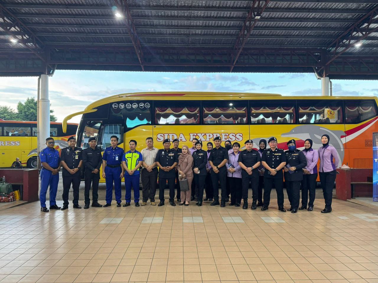 photo 6100165986821541018 y