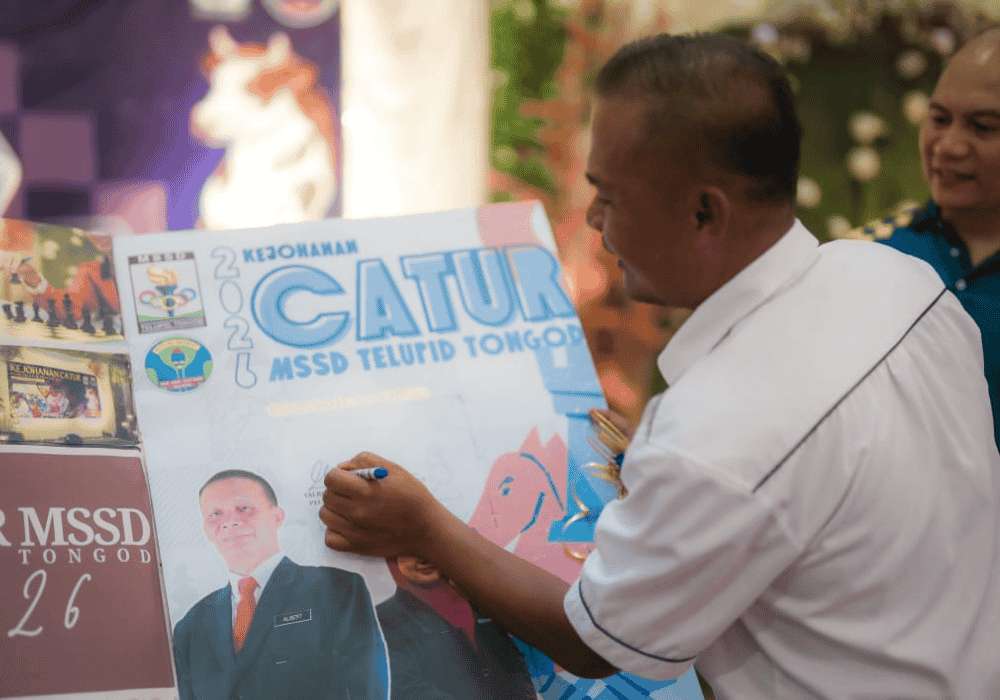 Gambar Tuan Deraman Menyempurnakan Gimik Perasmian