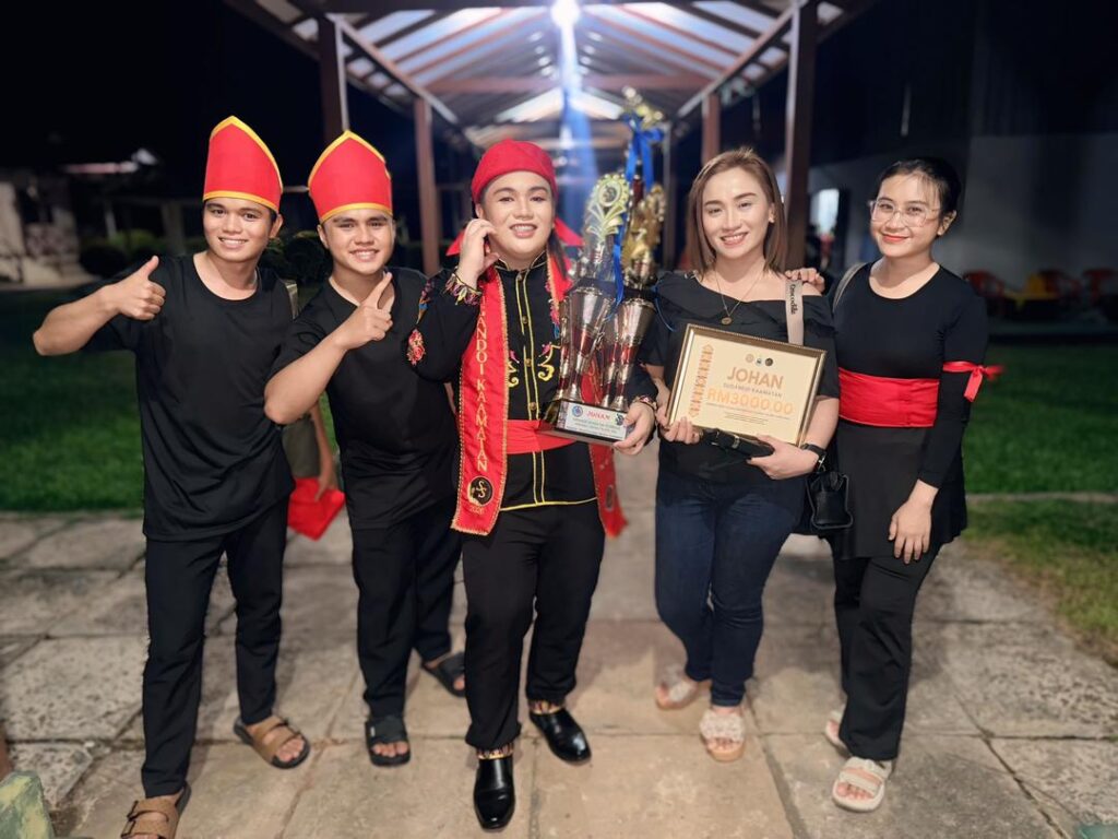 Alvein Dee bersama pengurus dan penari latar