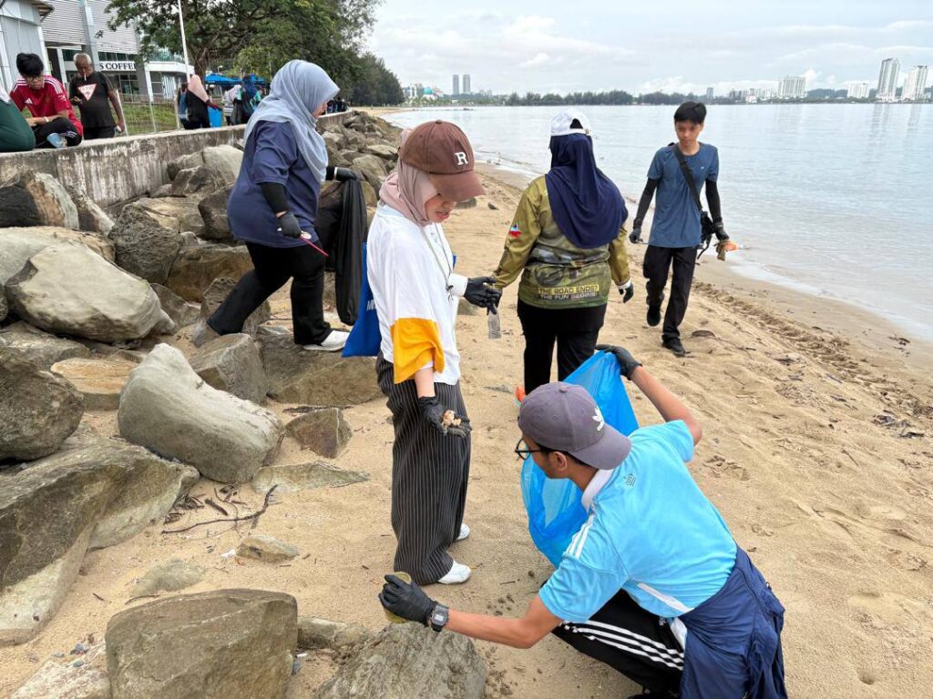 ASNB, WCSS Jayakan Program Pembersihan Pantai Kumpul 133 Kilogram Sampah di Teluk Likas 2 photo 2026 05 20 10 53 43