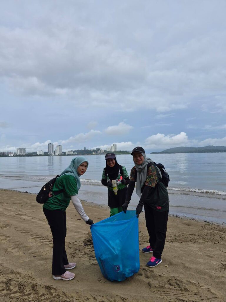 ASNB, WCSS Jayakan Program Pembersihan Pantai Kumpul 133 Kilogram Sampah di Teluk Likas 3 photo 2026 05 20 10 53 46