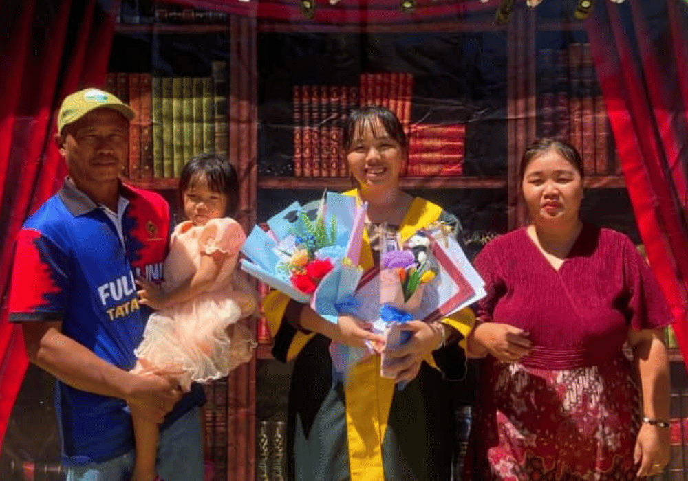 'Saya berharap suatu hari nanti saya mampu mengubah kehidupan keluarga kami' - Filadelfiana, pelajar cemerlang PNGK 4.0 SMK Penangah, Tongod 2 Gambar Filadelfiana Pelajar Cemerlang STPM SMK Penangah Bersama Ibu Bapa