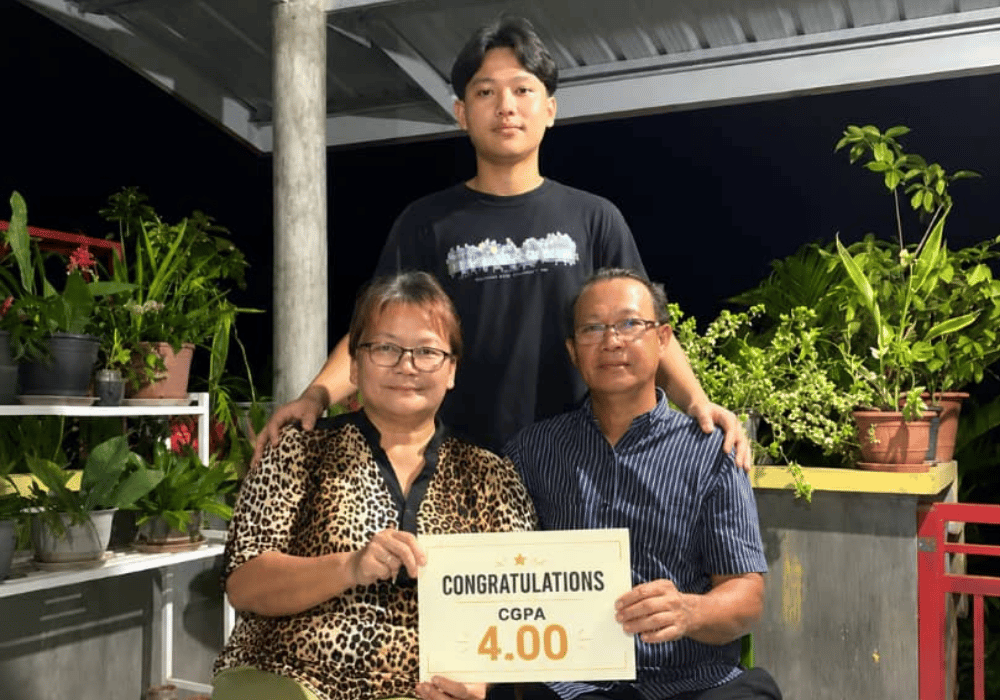Poverty No Barrier to Achieving 4.00 CGPA 2 Gambar Richard Sevillano Bersama Dengan Ibu Bapa