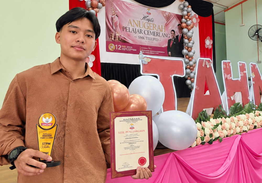 Gambar Richard Sevillano Menerima Anugerah Pada HAK SMK Telupid