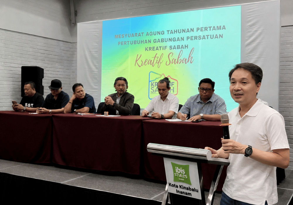 Chester Pang kekal terajui KREATIF Sabah untuk penggal 2026-2028 3 Gambar Roger Chin Menyampaikan Ucapan Dalam Mesyuarat Agung Pertubuhan Gabungan Persatuan Kreatif Sabah
