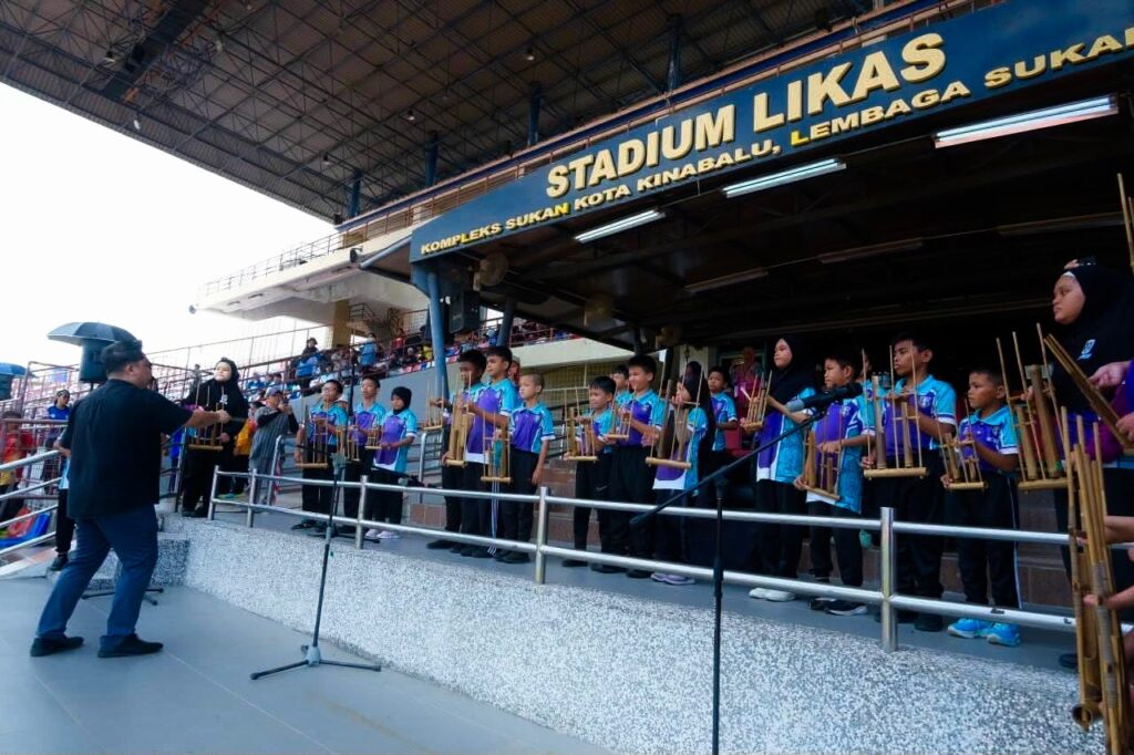 Borneo Inclusive Ensemble proves deaf students can play music 2 DE4CA643 8D06 493E BBD7 F10BA491983B 8F5CDCA6 D0EC 4C9F 9C4B D25A45537E45