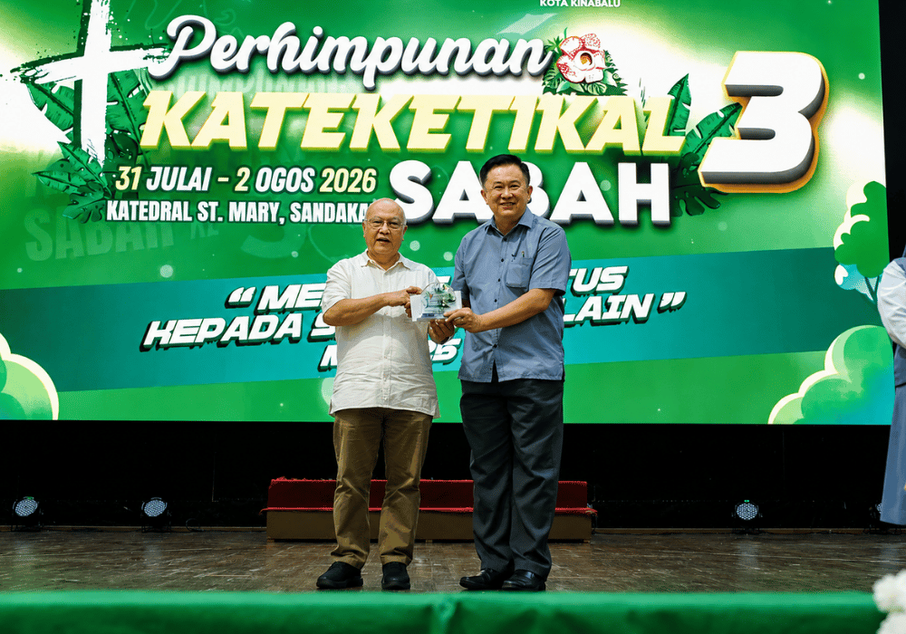 Gambar Bishop Julius Menyampaikan Cenderamata