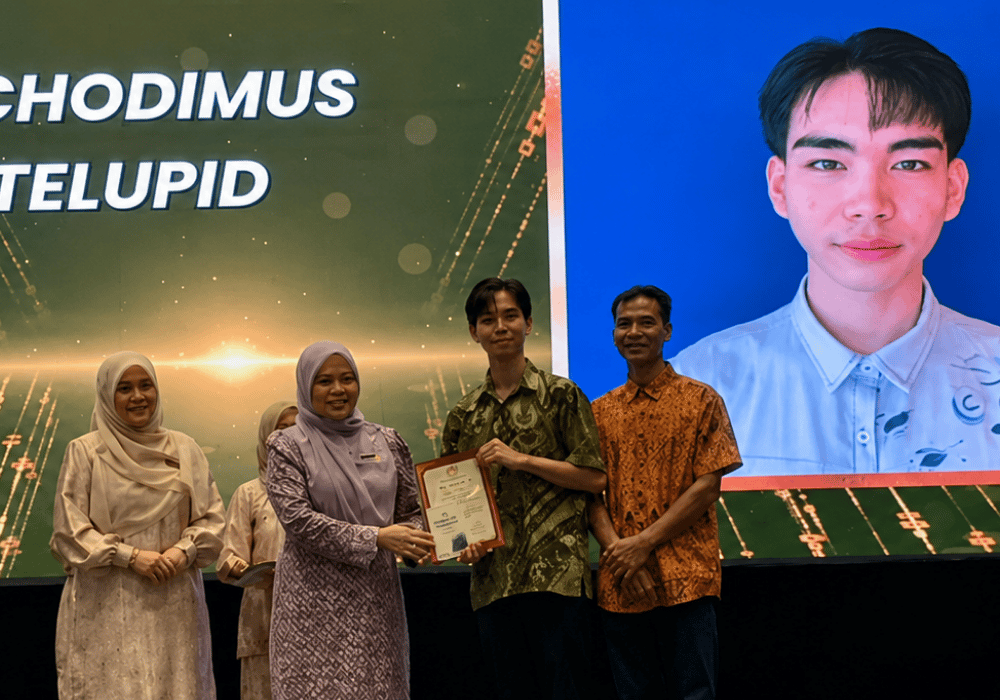 Gambar Sen Menerima Anugerah