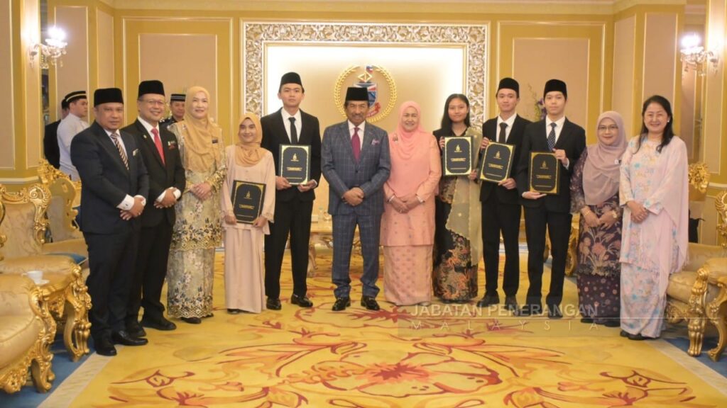 Lima pelajar terima biasiswa pengajian ke UK 2 IMG 1851