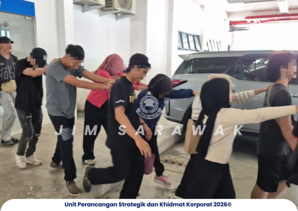 Two foreigners caught hiding in drain 4 818813406 1762360088420324 718629588714004507 n