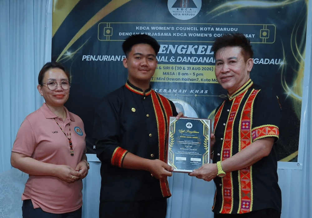 Rafael Menerima Sijil Penyertaan Pada Bengkel Penjurian Unduk Ngadau KM