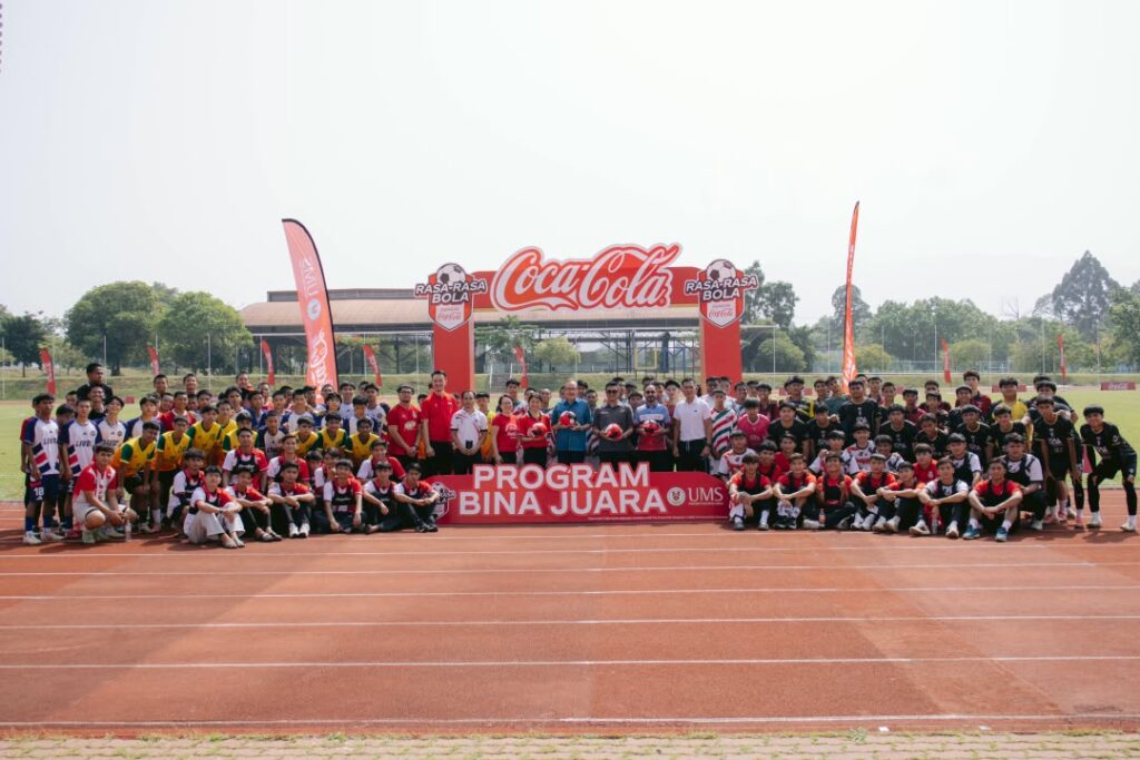 “Coca-Cola: Bina Juara” Brings Sports Science to Sabah's Young Footballers 1 YB Datuk Seri Panglima Haji Masidi Manjun, Deputy Chief Minister II and Sabah Minister of Finance, joins Coca-Cola Malaysia and Universiti Malaysia Sabah (UMS) representatives and young footballers at the launch of Coca-Cola: Bina Juara, a grassroots programme bringing sports science, performance technology and coaching expertise to aspiring footballers across Saba