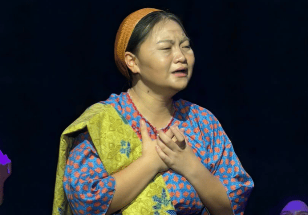 Dezelynn dengan watak Oyong dalam pertandingan berkenaan